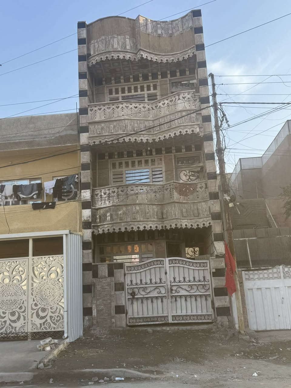 الدار للبيع 🏠 السعر 💵 135 مليون🔒 
المساحة 45 م 
الموقع الشعب شارع الاسواق المركزية العقاري الاولى 🛤️(مدخلين) (ثلاث طوابق)
يحتوي الطابق الارضي على كراج صغير واستقبال ومطبخ ومنور وخدمات
ويحتوي الطابق الثاني على غرقة نوم وخدمات ومكان غسالة معزول 
ويحتوي الطابق الثالث على غرفة نوم وبيتونة كبيرة وسطح 
للاستفسار اكثر يرجى الاتصال على الرقم التالي متواجد هذا الرقم على (الواتس اب والفايبر والماسنجر (***********))

او الاتصال على الرقم التالي ***********
او زيارة مكتب تبارك للعقار والمقاولات الكائن في شارع الاسواق المركزية قرب مطعم ميامي
