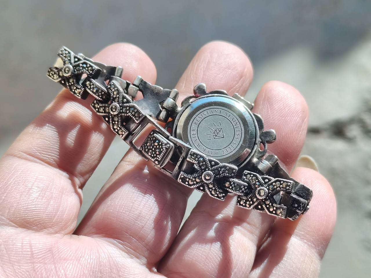 السلام عليكم ساعه فضه ثقيله نضافه 100 /100 شغاله قطعه تحفه السعر 125 الف بيها مجال للطلب ***********
