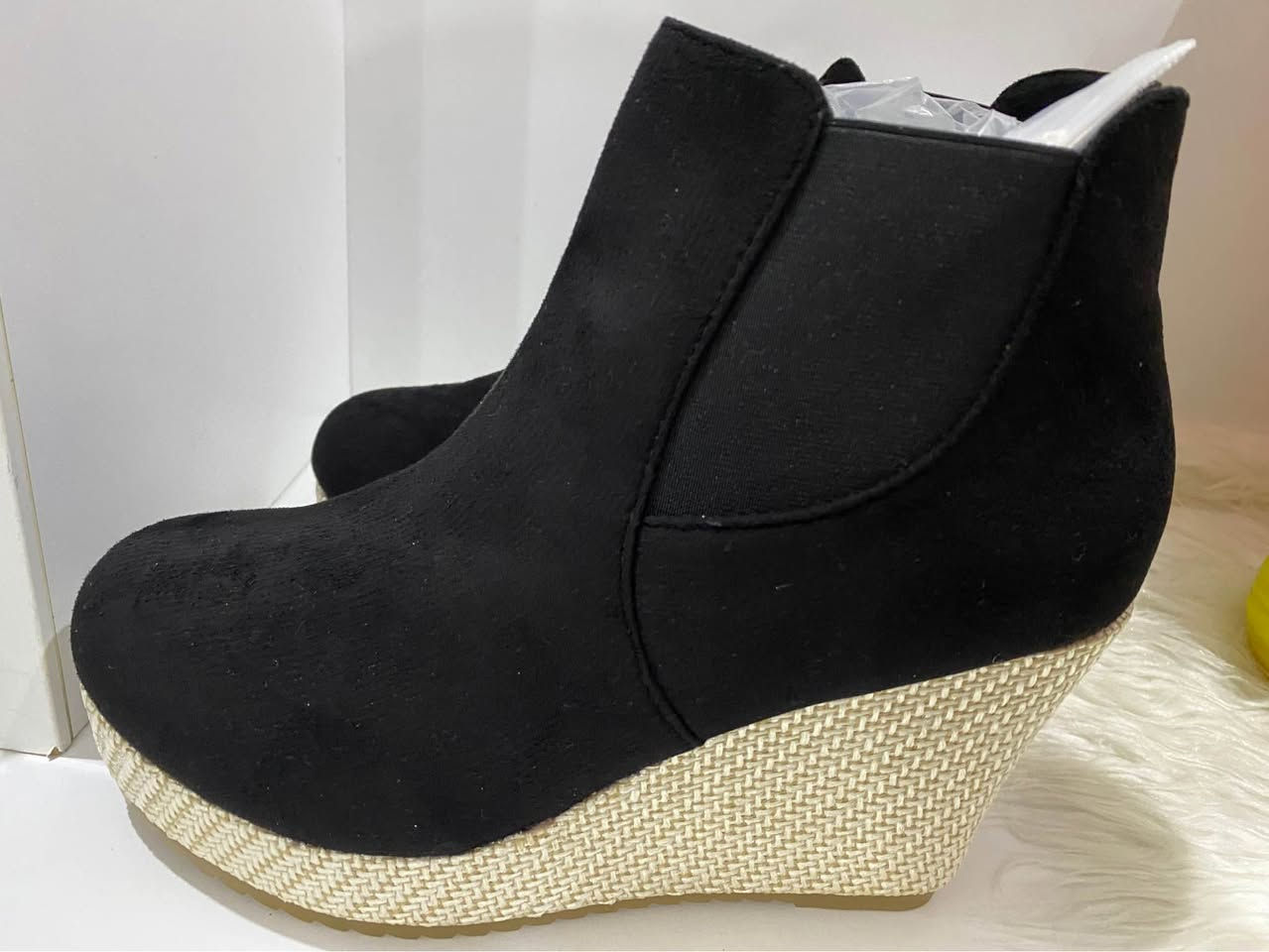 ئەم پێلاوانەم هەیە تازەیە بەکار نەهاتوە قیاسی ٤۱ بۆ ٤۲ بۆی ئەبێ بە نرخێکی زۆر کەم ئەیفرۆشمەوە لە سلێمانیم گەیاندنیش هەیە بۆ هەمو  شارەکان السليمانية, العراق


**إذا كنت صاحب هذا الإعلان وتريد حذفه لأي سبب، رجاءا أرسل رسالة إلى الدعم الفني**