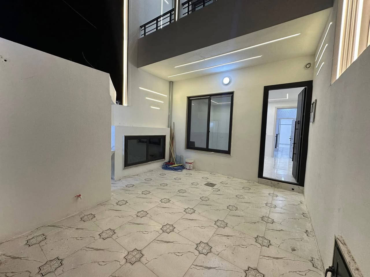 دار للبيع طابقين فول مواصفات موقع مميز قريب جدا من الشارع العام ومقابل الدار ماكو بيت وقرب المدارس طابو ملك صرف في منطقة الحرية قرب جامع التقوى 
***********
