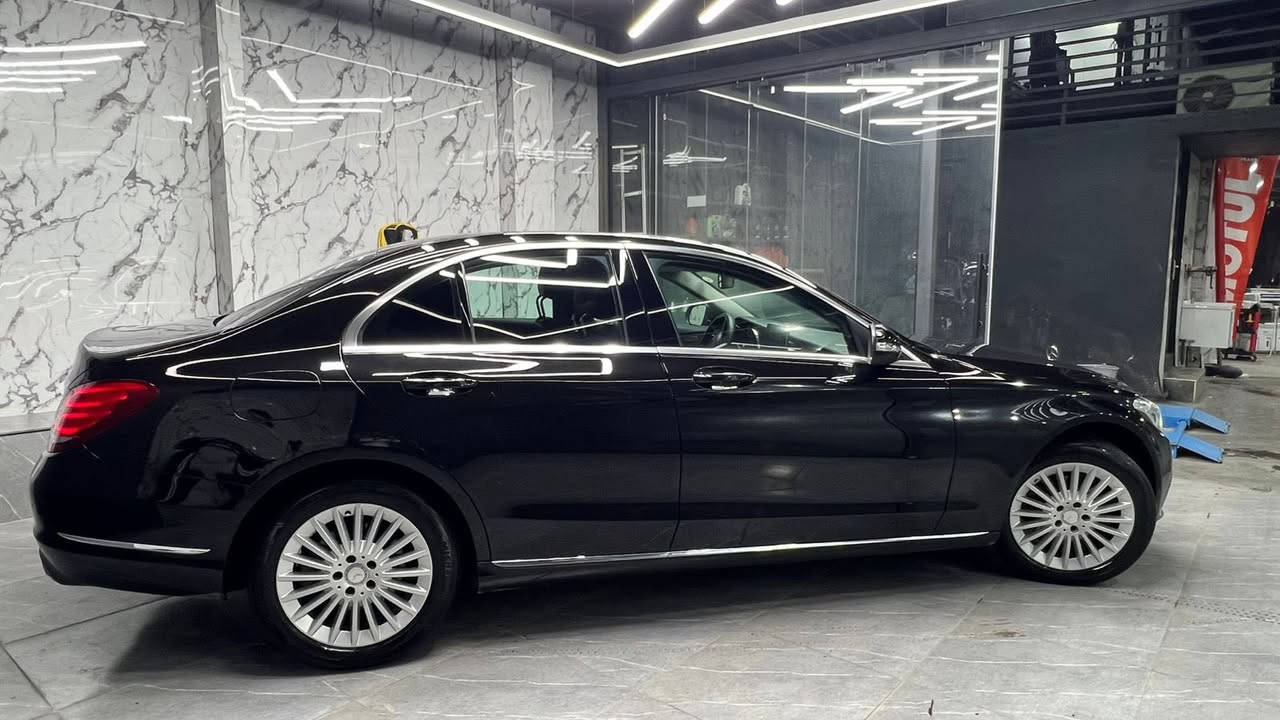 السلام عليكم…. للبيع اوم اوس حسب القناعه 
بس الي يدور جديد ونظيف وماكو هيج نظافه بموديلهه تقريبا الوحيده بالعراق بهيج نظافه 
مارسدس c_class بجم S موديل 2015 مكينه 4 سلندر على ايد وحده وارد الماني اصل كفاله عامه من كلشي بيهه فحص من اربيل فول مواصفات 1/1 رقم شبه مميز بأسمي السنويه بصمات عدد 2 
كشنات جلد ومخمل فتحه سياره كلش جديده بعدهه على وضع الزيرو ماشيه 105 حقيقي على الفحص كل صيانته بشركه مارسدس مكان السياره بغداد زيونه 
السعر/240$
للاستفسار/***********
