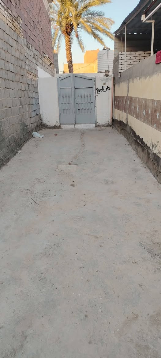 السلام عليكم بيت مساحته 250 بناء جديد منطقه ابو خستاوي
طابقين 
طابق الارضي يحتوي على غرفتين وهول واستقبال وصحيات خارجيه وحمام داخلي 
طابق ثاني يحتوي على غرفتين غرفه بيها صحيات
ومطبخ صغير

يوجد برج نت مجاني مع مولد شارع 6امبيرات مجاني
الاستفساار ع ارقام
***********
***********
