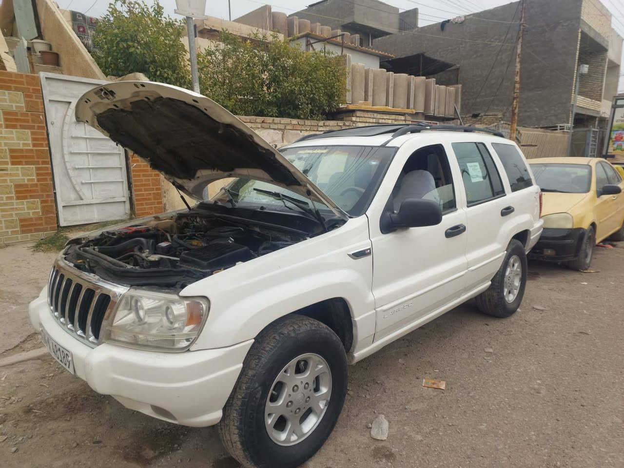 سلام عليكم  أعادت النشر بسبب الوعود الكاذبه جيب كراند شيروكي موديل 2001مكفوله السياره
مكفولة من كافه الاوصوليات رقم شمالي دهوك رقم انكليزي والسياره بسم ولد بل ناصريه ثاني يوم التحويل سنويه جديده ل 2030السياره بلاديه على وضع الشركة جاهزه من كلشي كير حداديه مكينته بلاديه تبريد اجدد من الصوره ريمونت سنتر لوك شغال مكان السياره بغداد البياع  السعر ٧٠ورقه بيها مجال بسيط رجاءآ الموالشراي لا يتصل ***********
