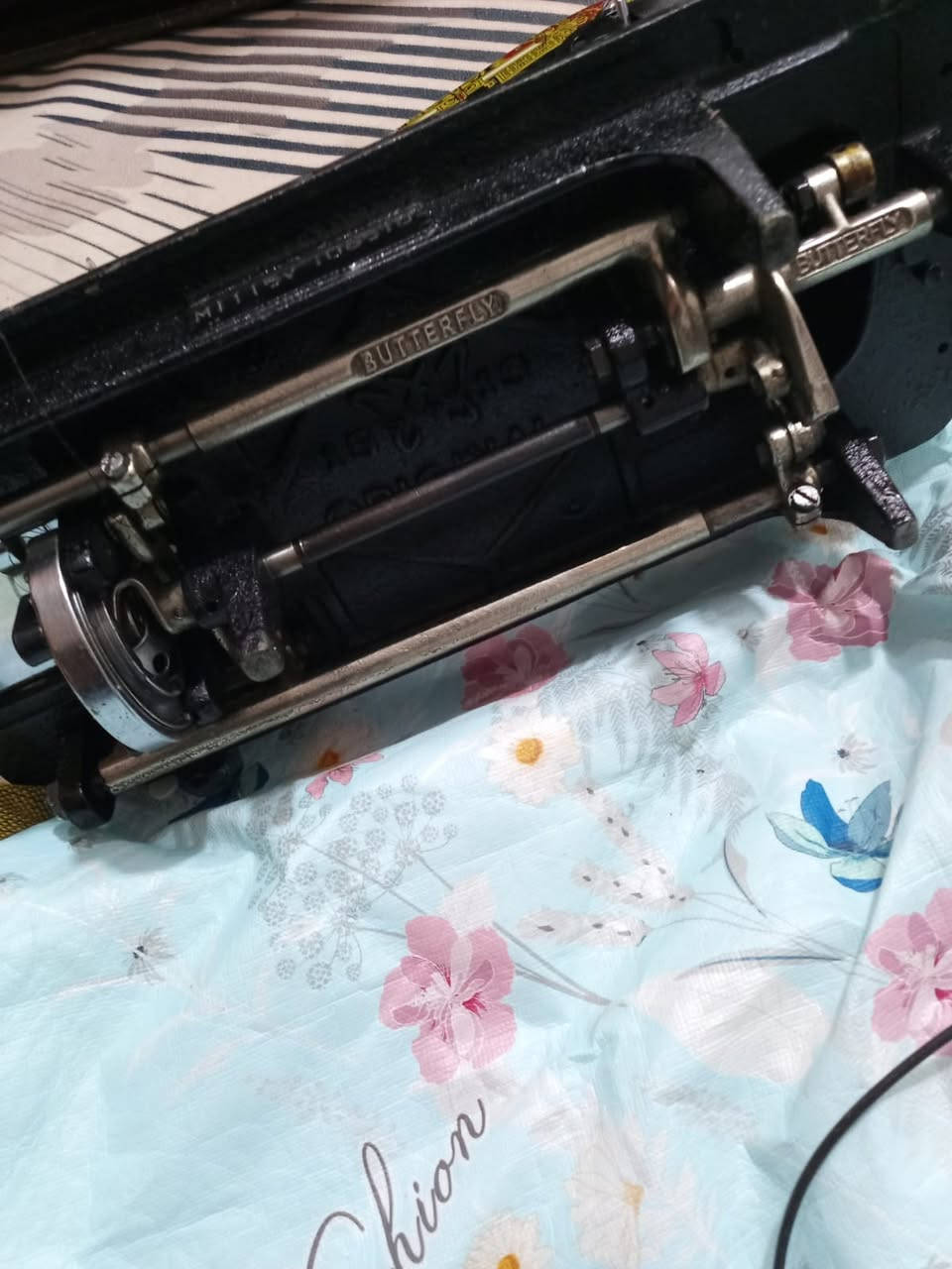 كاونتر نضيف ب٢٠٠ ومكينه شغاله نضيفه مع الميز مالته ب٨٠ الشراي يتصل *********** او خاص
