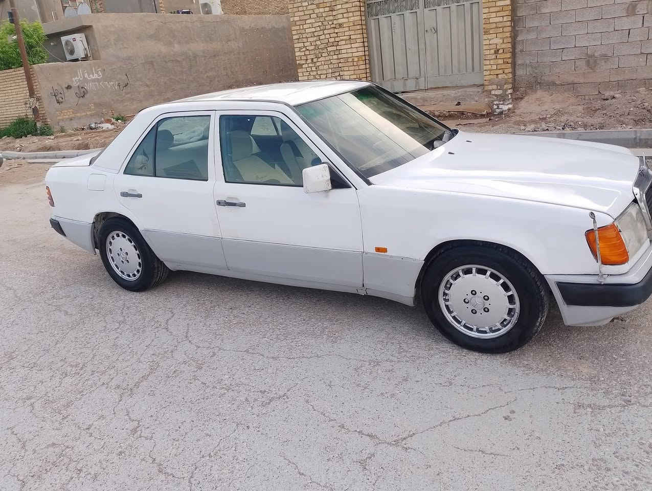 يا الله سلام عليكم دب مودل 1987رقم بغداد دولي 
محرك وكير بطه 2500 
محرك وكير مكفولات 
كهربائية كلها شغاله تخم تاير جديد 
صدر جديد تحويل ثاني يوم 
منظومه تبريد كامله شغاله عايز بس غاز 
***********
***********
العنوان واسط النعمانيه
السعر 40بيها مجال حك الجيه
