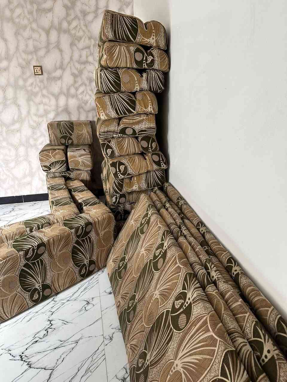 ديوان ٦ فرشات مستعمل السعر ١٢٥ وبي مجال العنوان الناصرية حي العسكري ***********
