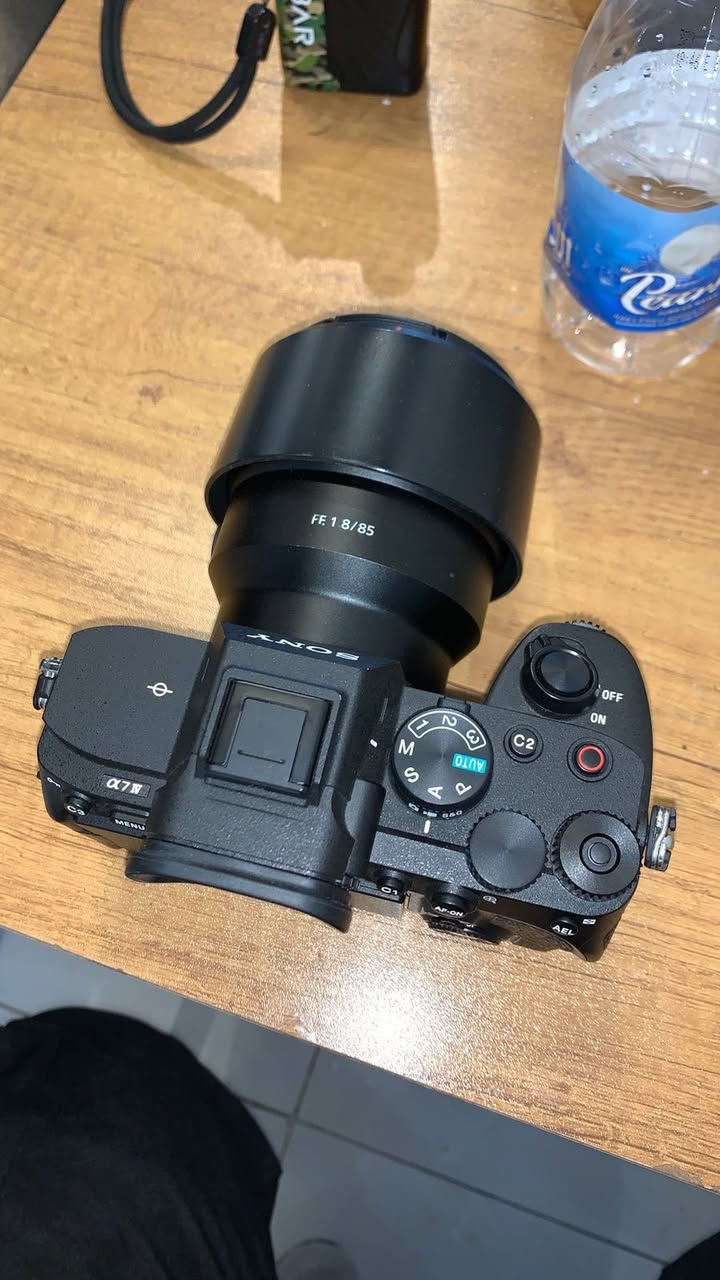 للبيع | وحش صناعة المحتوى والسينما Sony a7IV 📸🔥
لعشاق الفيكسيل والسينماتك، الكاميرا غنية عن التعريف وأقوى خيار للمصادر والـ Videographers اللي يبحثون عن جودة مظهر خرافية.
✨ أبرز المواصفات:
 تصوير بدقة 4K خرافية مع عمق ألوان 10-bit لتلوين احترافي ومرونة عالية بالـ Grading.
 فوكس ذكي وسريع جداً (Eye AF) يضمن لقطتك ما تضيع أبداً.
 سينسور بدقة 33 ميجابكسل يجمع بين احترافية الفيديو وقوة الفوتوغراف.
📌 حالة الكاميرا:
 نظيفة جداً وبحالة ممتازة (نفس اللي بالصورة ⁠image.png⁠).
 الشتر الحالي: k4
المكان كربلاء
سعرها مليونين 300
تواصل خاص


**إذا كنت صاحب هذا الإعلان وتريد حذفه لأي سبب، رجاءا أرسل رسالة إلى الدعم الفني**