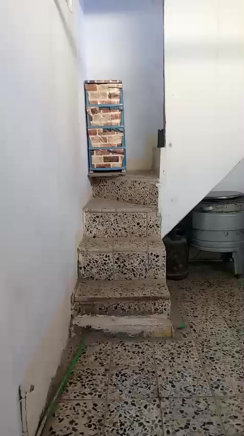 سلام عليكم دار للبيع المساحه 90 متر يحتوي على غرفه وصاله وتخاريج  نجف حي الثوره السعر 16 وبي جمال للاستفسار  تصال على  الرقم ***********
