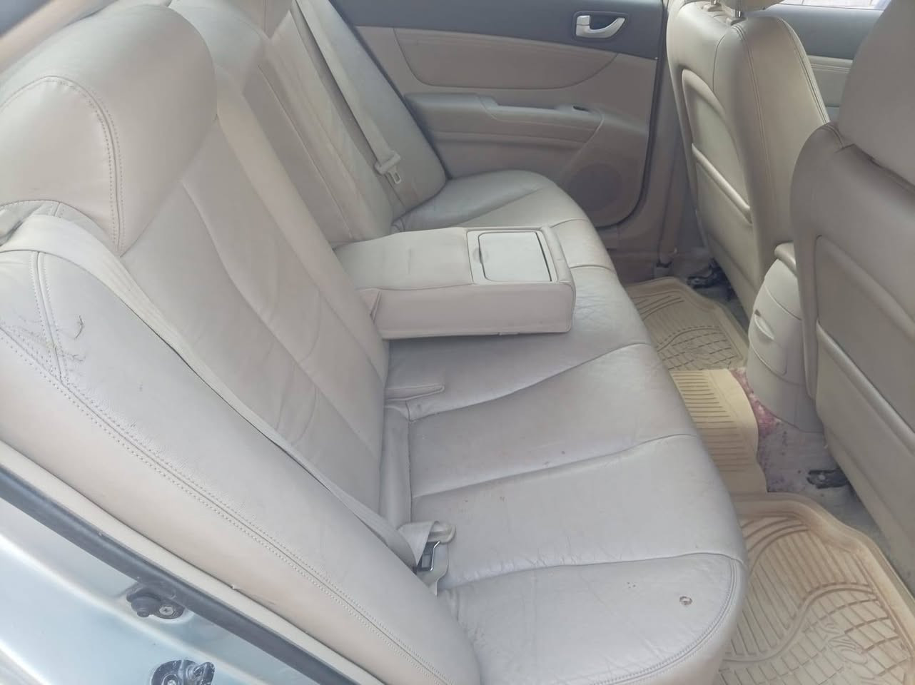 سلام عليكم سيارة ادوات كصة جنطة فول مواصفات ما عدا الفتحة مكينة كير حدادية تبريد ثلج سوناته السياره جديده معنه الكلمه والعنوان بصره ***********
