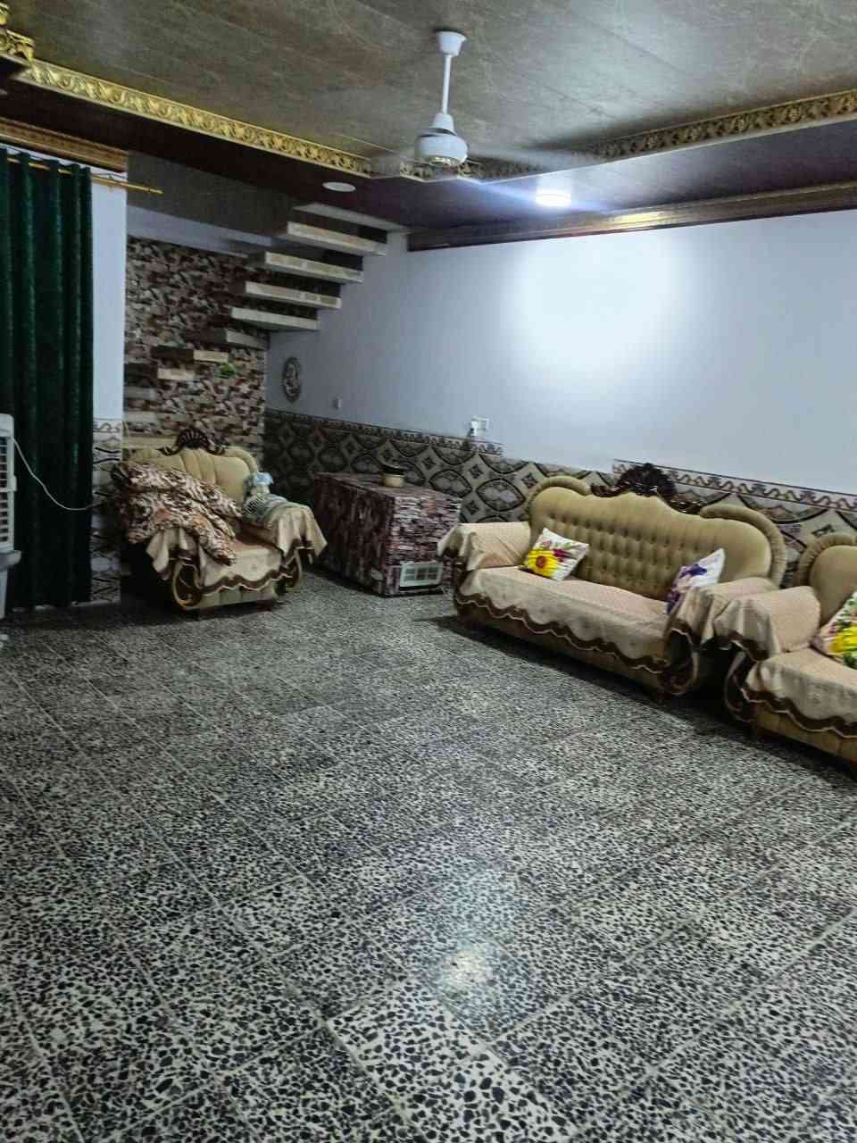 للبيع بيت بشارع معمل الموز فوك من الفلل بيت 200 متر ب50وبيه مجال الشراي يخابر او يراسل علمود التفاصيل ***********
