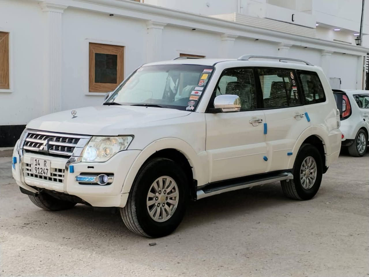 السلام عليكم باجيرو موديل 12 محرك 3500 محرك وكير مكفولات بيهه ثلاث قطع عكس السائق ضربه جاملغ وبابين صبغ سياره بسمي رقم نكليزي مشروع وطني تبريد ثلاث قطع ثلج سبعه راكب  فورويل 4×4 سياره جاهزه كل نقص ما بيهه سياره فول مواصفات عده الفتحه مكان واسط عزيزيه للاستفسار ***********
