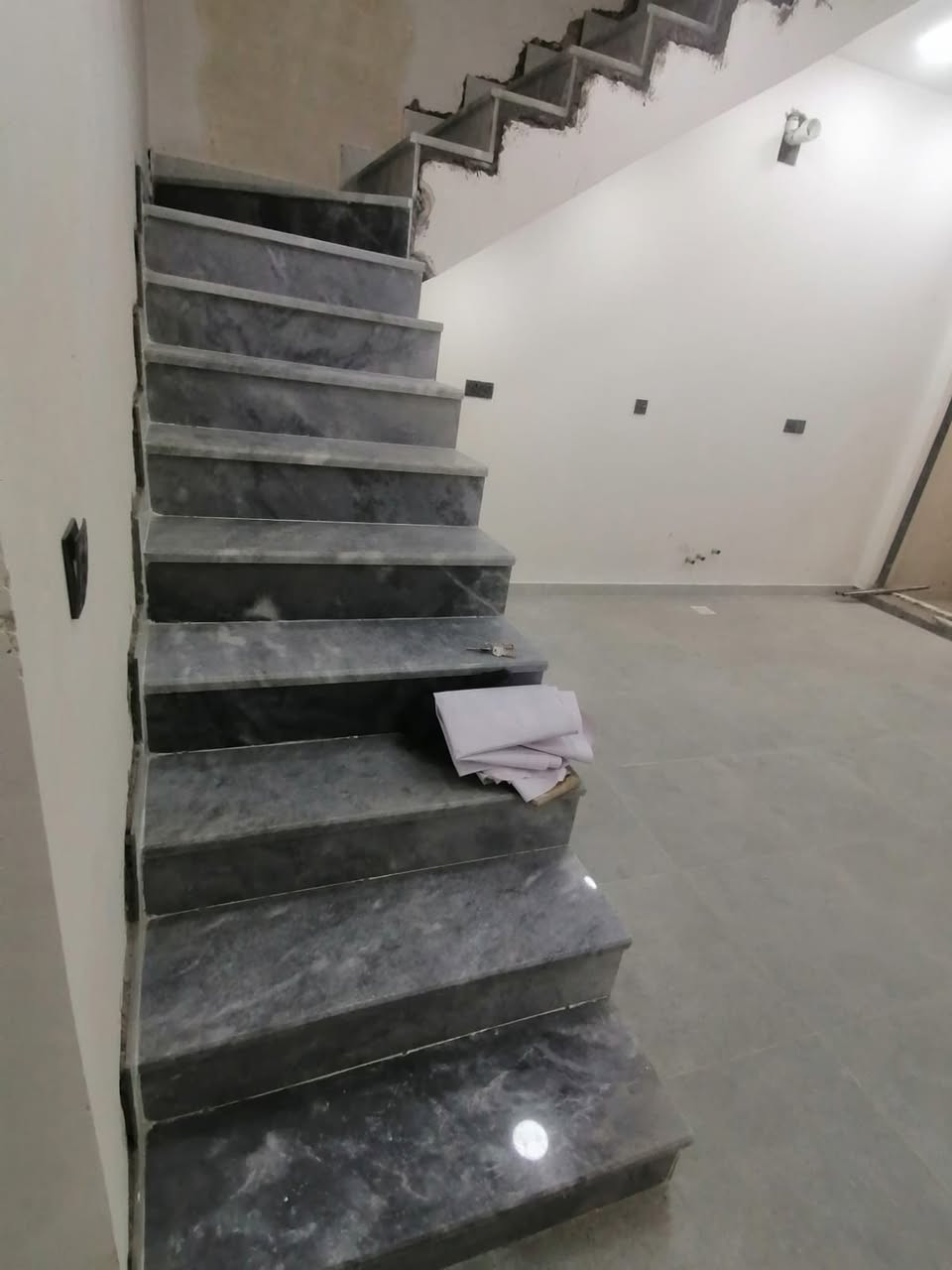 السلام علیکم للبيع بيت مساحة 100متر شارع جامع ملك القدوس شارع الرباط البيت فووول حلوو غرفة نوم واحدة صالة مطبخ خدمات ساحت درج فووول كامل مفتاح في منطقة الدوانم نهايت الشرطة الخامسة مقابل سويب سعر 83 مليون وبي مجال الشراي الستفسار *********** عبد العزيز تواصل واتساب أو مراسلة الصفحة
