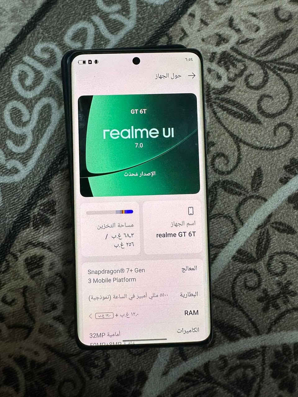 ريلمي GT6T
الأداء: معالج Snapdragon 7+ Gen 3 بتقنية 4 نانومتر، مع معالج رسومي Adreno 732.

​الشاشة: من نوع LTPO AMOLED بحجم 6.78 بوصة، تدعم 120Hz وسطوعاً يصل إلى 6000 شمعة (Peak).

​البطارية والشحن: سعة 5500 مللي أمبير وتدعم الشحن السريع بقدرة 120 واط (شحن 50% في 10 دقائق).

​الكاميرا: خلفية مزدوجة؛ الأساسية 50 ميجابكسل (بمستشعر Sony LYT-600) مع مثبت بصري OIS، وثانية 8 ميجابكسل للتصوير الواسع. الكاميرا الأمامية 32 ميجابكسل.

​الذاكرة: 12GB، ومساحات تخزين  256GB،

​إضافات: مقاومة رذاذ الماء والغبار IP65، حماية شاشة Gorilla Glass Victus 2، وسماعات ستيريو جهاز افلاكشب بدون غراض بس شاحنه وياه السعر 430 بيه مجال توصيل موجود اتصال *********** مكاني الديوانيه
