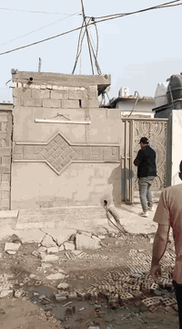 دار للبيع المساحه ١١٥م زراعي البتول السقف سندويج مشمول بالتطويب يحتوي على حوش واستقبال وصاله مطبخ وحمام داخلي وغرفة نوم وصحيات خارجية العنوان شارع حسينية الزهراء مقابل المدارس ثالث فرع ع اليمين السعر ٣٠ وبي مجال الاستفسار على الرقم ***********
