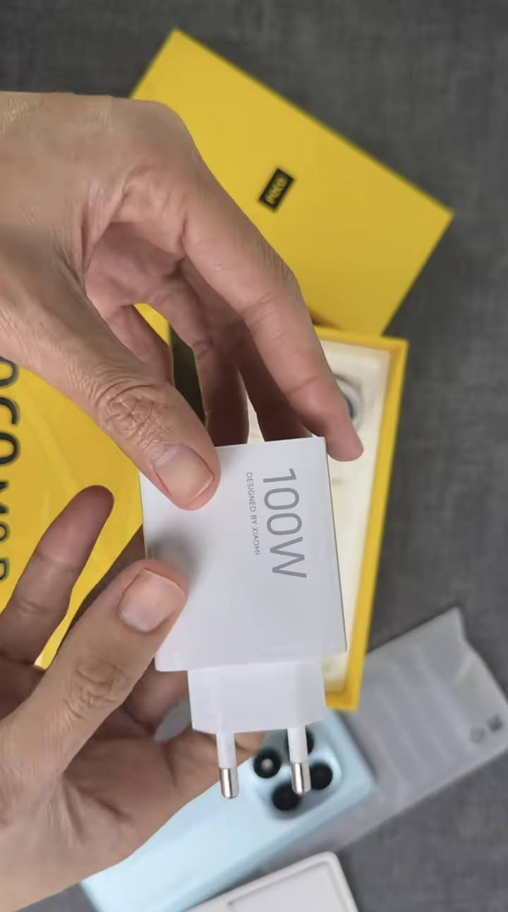 السعر (450الف)
هاتف POCO M8 Pro 5G هو جهاز قوي ، يتميز بشاشة AMOLED كبيرة بحجم 6.83 بوصة ومعدل تحديثث
 وسطوع يصل إلى 
. يعمل بمعالج Snapdragon 7s Gen 4، وبطارية ضخمة بسعة 
 مع شحن سريع 
، وكاميرا خلفية 
 مع تثبيت بصري (OIS). 
Facebook
Facebook
 +3
أبرز ميزات Poco M8 Pro:
الشاشة: AMOLED بحجم 6.83 إنش، دقة 1.5K، ودعم HDR10+ وDolby Vision.
الأداء: معالج Qualcomm Snapdragon 7s Gen 4 (4 نانومتر).
البطارية والشحن: بطارية 6500mAh، شحن سريع 100 واط (شحن كامل خلال 40 دقيقة)، ودعم شحن عكسي 22.5 واط.
الكاميرا: خلفية ثنائية: رئيسية 50 ميجابكسل (f/1.6) مع OIS، وزاوية واسعة 8 ميجابكسل. أمامية 32 ميجابكسل.
الذاكرة والتخزين: يتوفر بخيارات 8/12GB RAM، ومساحة تخزين 256/512GB.
التصميم والحماية: مقاومة الغبار والماء بمعيار IP68/IP69K، وحماية زجاج Corning Gorilla Glass.
النظام والصوت: أندرويد 15 مع واجهة HyperOS 2، سماعات ستيريو مع Dolby Atmos.
ميزات إضافية: دعم شبكات 5G، Wi-Fi 6e، بلوتوث 5.4، ومنفذ IR Blaster.


**إذا كنت صاحب هذا الإعلان وتريد حذفه لأي سبب، رجاءا أرسل رسالة إلى الدعم الفني**