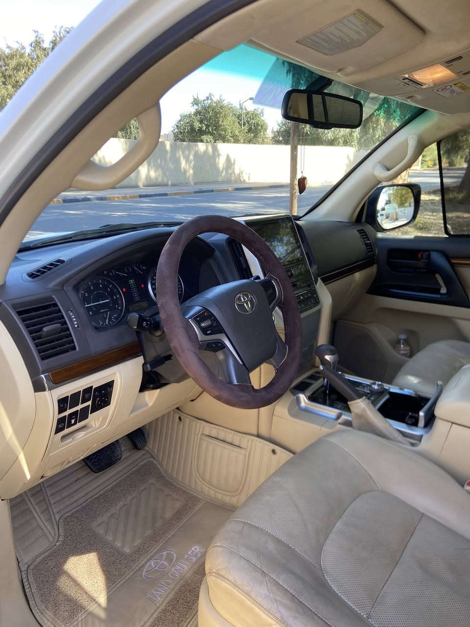 السلام عليكم لاندكروز للبيع 2017 بريم رقم اربيل السياره كلش نضيفه ماشيه 83 الف مكفوله من الصبغ بيه كم مكان بارد للاستفسار ***********
