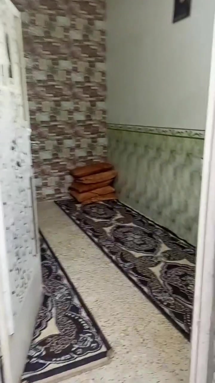 السلام عليكم بيت للبيع مساحتة ٨٠ متر مسلح نهاية شارع ١٠٠ حي الزهراء وبداية الظباط الزراعي قاط ونص يحتوي على تواليت خارجي وغرفة استقبال ومطبخ وحمام داخلي وغرفة نوم والطابق الثاني غرفة والسقف سندويج بنل السعر خاص ***********
