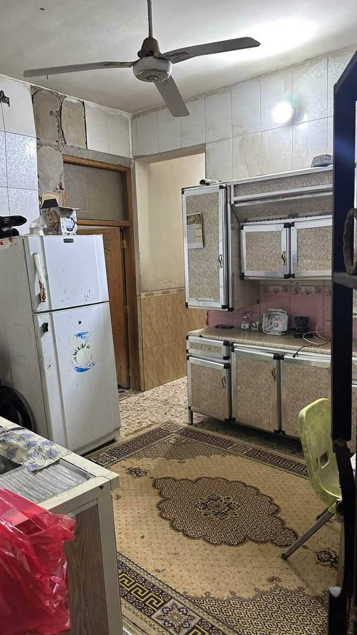 السلام عليكم يوجد بيت للبيع مساحة 110 م
جسر ديالى شارع تويثة يحتوي على طابقين 
الأول يحتوي على أستقبال+ صالة+ مطبخ +
غرفة + حمام+ تواليت عدد2 
الطابق الثاني غرف نوم عدد 3 + حمام 
الطابق الثالث بيتونة+ سطح 
للأستفسار *********** 
علما يوجد درج خارجي للطابق الثاني
