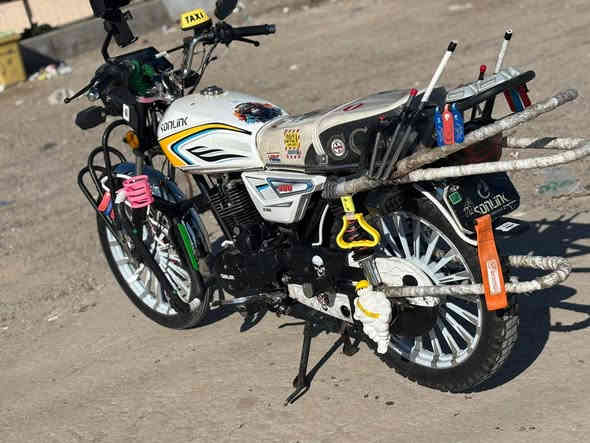 سلام عليكم دراجة لبيع سيفان موديل 224دراجة  حلة من صوره 
نشرات خلفيه وامامي وجوه دانكي هم بيه دراجه بصمه 
تشغيل عن بعد ولايت زنوون اصلي صلنصه رياضي
سعر نتصل *********** مامتواجد عل فيس
