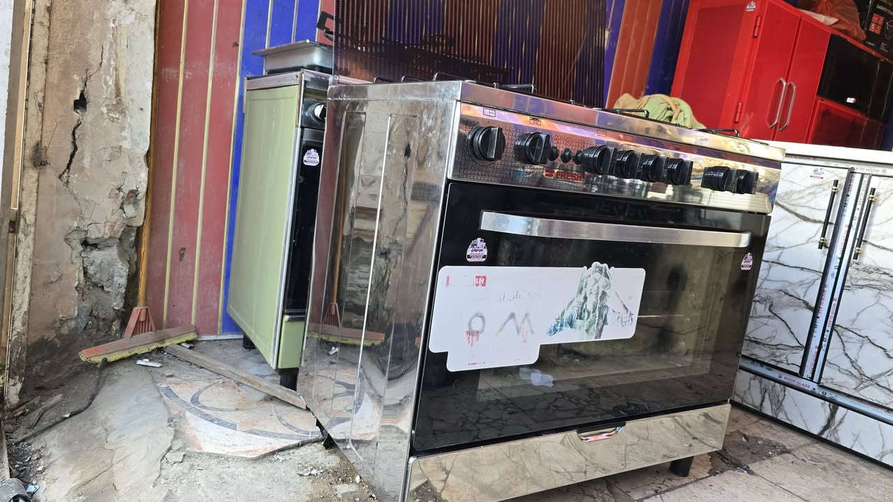 من رخصه الأدمن طباخ فريش مصري جديد بالجيس استعمال اقل من شهر استعمال بمكتب مال شركه يعني الفرن مامشتغل اصلن فرق عن الجديد بس الكارتون سعره ٣٥٠الف الشراي يتصل *********** ***********
