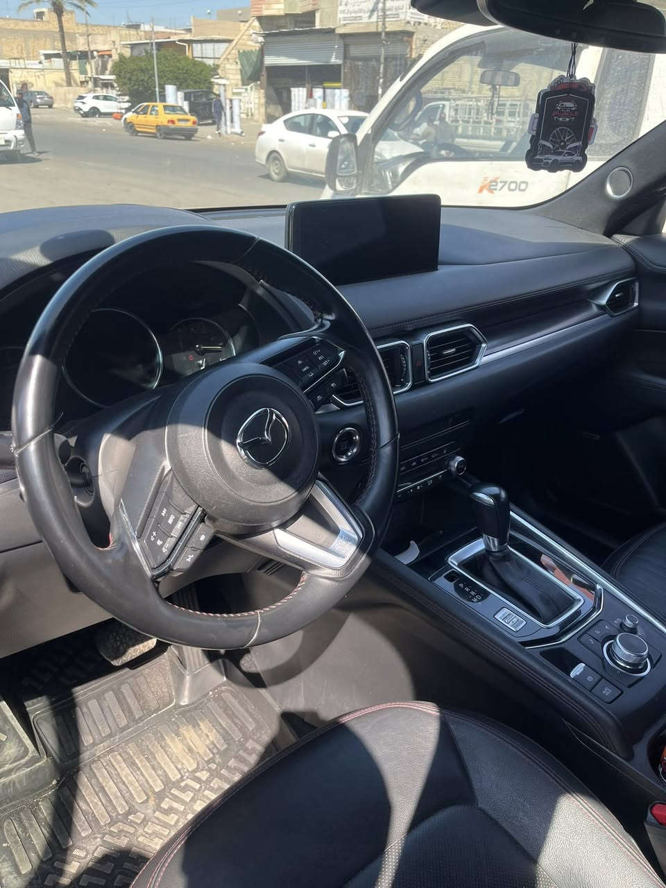 لسلام عليكم مازدة cx5وارد امريكي مكفول بدون حادث موديل 23 سيارة فول مواصفات محرك 2500بدون تيربو المرغوب سيارة جديدة ماشية 30الف استخدام شخصي من البيت للشغل من الشغل للبيت سيارة كاملة مكملة تريد تحويل تريد وكالة مكاني بغداد شارع فلسطين السعر 210 وبيهة مجال ***********
