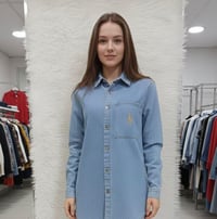 زبائننا الكرام ✨  لقطعة الأكثر طلباً وصلت من جديد! 🔥 قميص جينز فول مقا...