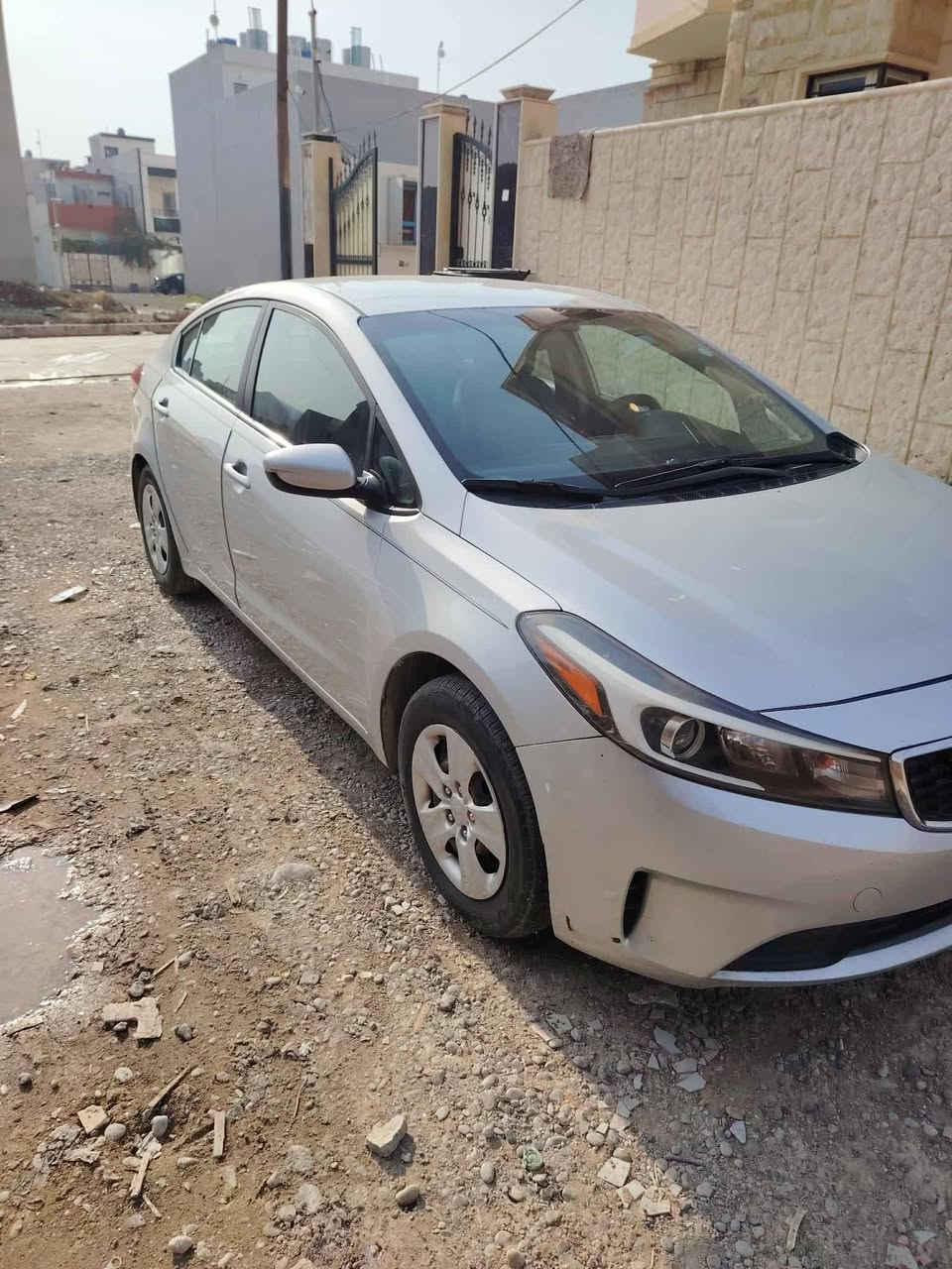 السلام عليكم كيا فورتي 2017 سيارة كلين بدون صبغ شرط محرك 20 دوش كير شرط اي تي سيارة حيل حلو مؤصفات فول بس بدون سلايت السعر 120 و بيها مجال السيارة بسمي شرط التحويل  ورجااااء الي مو شراي لايعلق تعليق مو حلو  و اعتذر من الخاص اتصل ع الرقم ***********
