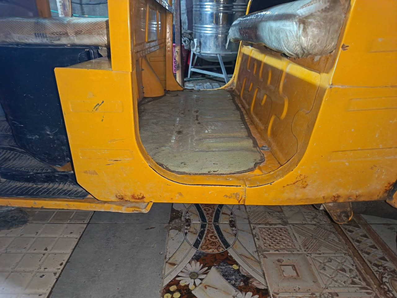 السلام عليكم 
تكتك20للبيع
التكتك كامله مانقاصها برغي 
خياساتها مامعمرة
المكينه خير من الله لاتنقيص لا تبخير 
اكسلها كلشي مابي 
سلف وفلاون جديد مبدلهن 
الكهربائات كلها تشتغل 
السعر 6 وبيها مجال 
بغداد العبيدي 
***********
