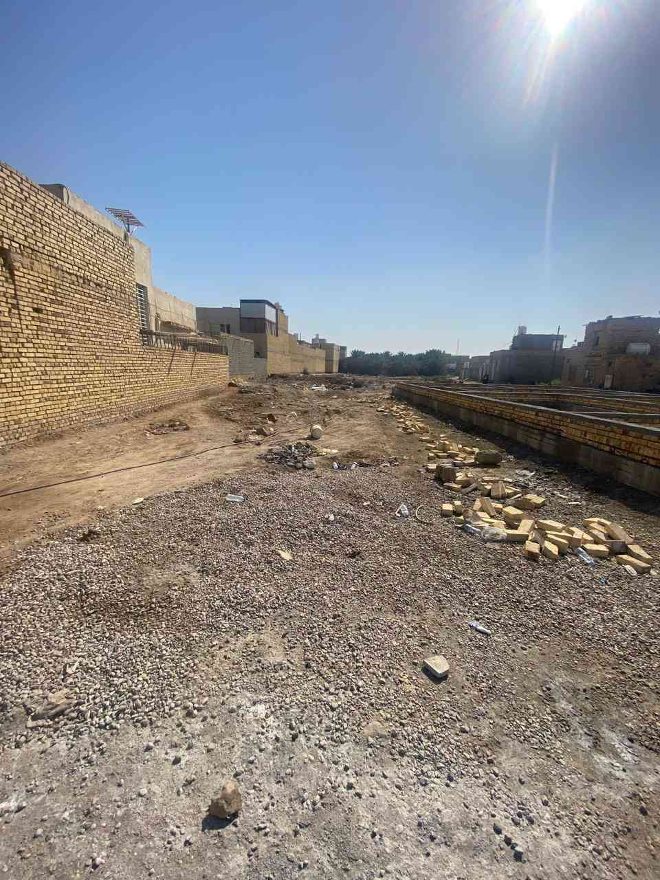 يالله 
قطعه زراعي للبيع مساحه ٢٠٠م واجهه١٠ونزال ٢٠م في منطقه الصخيين شارع حسينيه الامام الغائب  الي بعد شارع المهندس مباشر اول فرع على الجهه اليسرى تبعد عن شارع العام ١٠٠م مدفونه وجاهز لسكن 
خدمات ماء ومجاري وكهرباء بنص البناء 
للمزيد من المعلومات يمكنكم التواصل معنا 
***********
