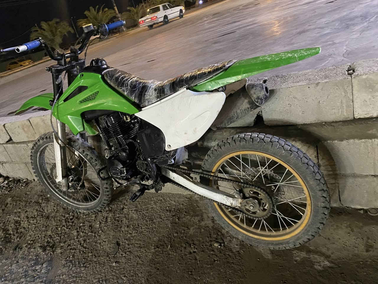 للبيع قفاز كاويار 2020كل عيب مابي تاير جديد سعره 375بيه مجال للشراي خابرني هاذه رقم ***********واتساب موجود
