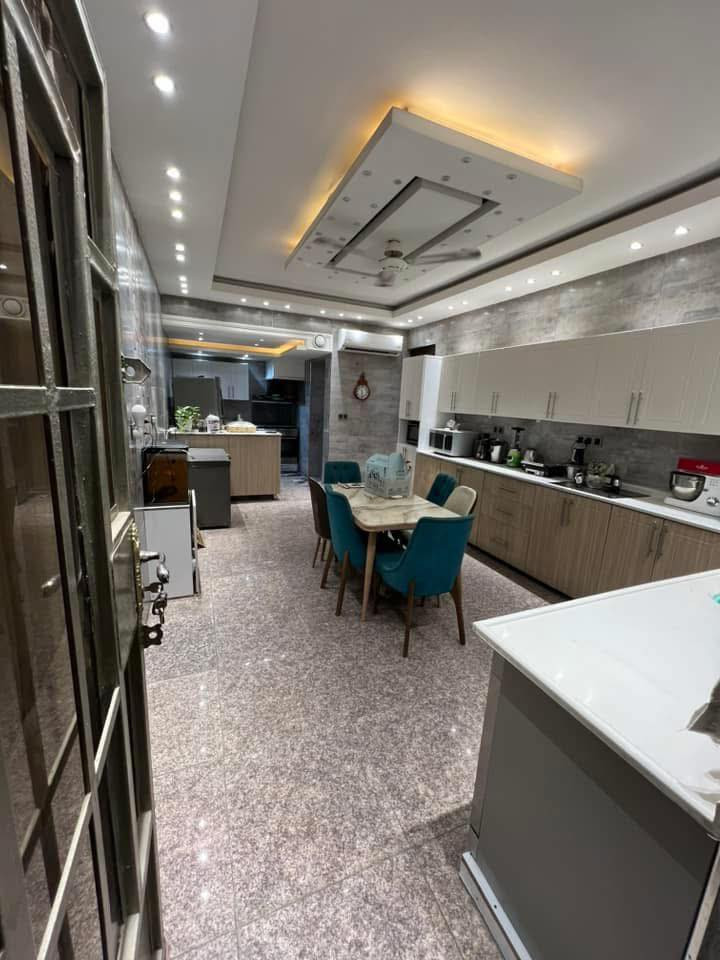 ‏‏🤚السلام عليكم 🤚
👈رقم إعلان (21)
🏡 بيت للبيع – تصميم مودرن
📐 المساحة: 300متر واجهة 15م نزال20م 
📍 العنوان: بغداد – حي ضباط مجاور حي الحسين 
🔹 تصميم داخلي عصري
🔹 خامات عالية & توزيع ذكي للمساحات
🔹 كراج سيارة+ حديقة/بلكونة كبيرة
غرف واسعة و تشطيبات عالية الجودة
🔸 موقع مميز وقريب من الخدمات
🔹 إضاءة وتهوية ممتازة

🛣️ عرض الشارع: 10متر

🔹 محتويات البيت:

🛏️ 5غرف نوم

🚿 6صحيات

🍽️ مطبخ

🛋️ صالة ضيوف+هول

🏠 هول داخلي واسع مساحة درج 

📌 موقع مميز قرب شارع العام سريع تقاطع حي الحسين وحي العامل مقابل مجمع روان السكني 
📞 للاستفسار: __________________
{***********}{***********}‏ ا
