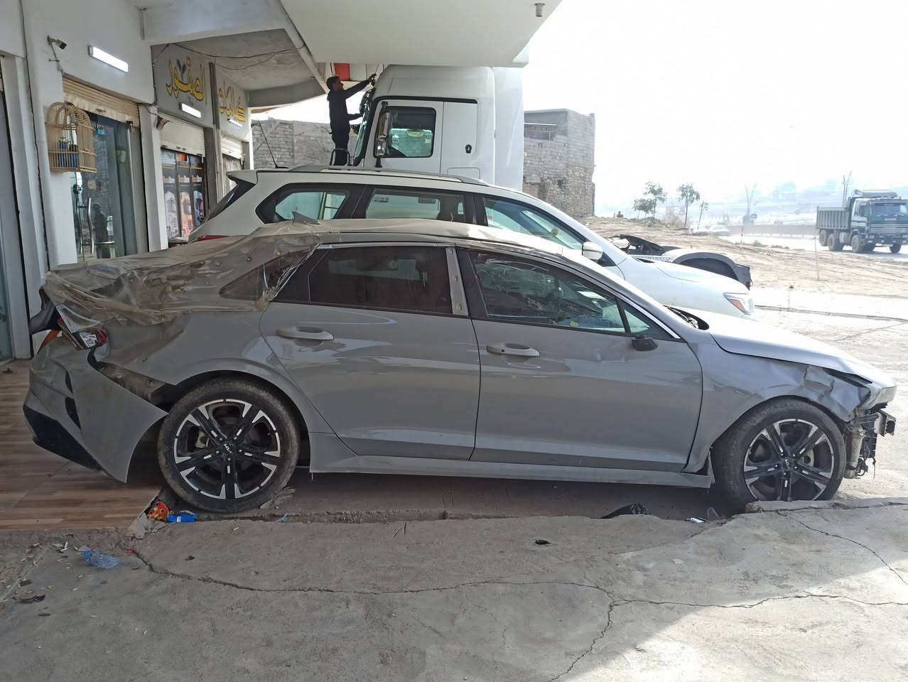 السلام عليكم
 كي فايف 
موديل 2024
منفيس نينوى 
سياره فول مواصفات ماعد بانوراما 
محرك وكير شرط  
سياره شغاله وتمشي 
سياره ضررها كما موضح بالصور بدون شواصي 
رقم الشاصي مرفق مع الصور 
السعر 113$ وبيها مجال
🛑ملاحظه مهمه
 يرجى الاتصال من  الساعه 9 صباحأ إلى الساعه 9 مساء
#العنوان موصل الجديده شارع بغداد مجاور سنتر بغداد
#مكتب ال رزان للسيارت
***********
***********
