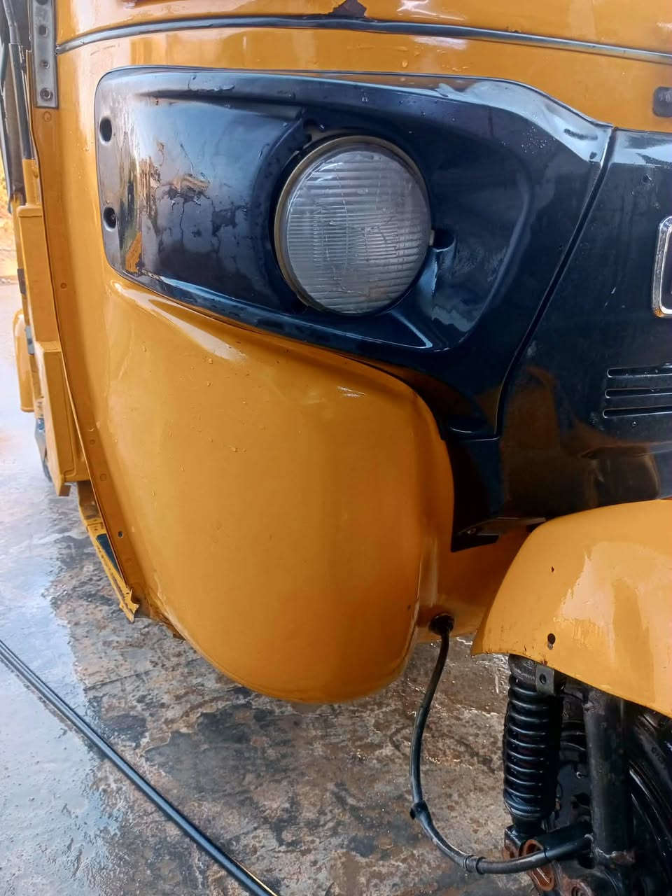 سلام عليكم تكتك للبيع 21 صفره مصبوغه عام بيها بس بصفحه ضربه ومجفته كله شركه وراق سبعه بسمي  السعر خمسه ونص ***********
