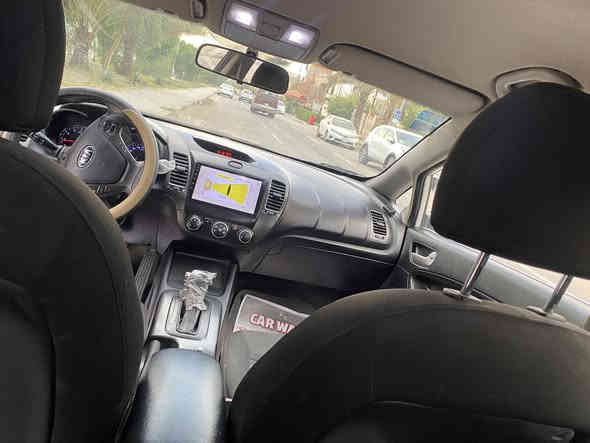 سيراتو ٢٠١٤ خليجي
محرك ١٦٠٠ 
ابيض نص مواصفات تحكم  ستيرن وكامرة  وحساسات خلفيه و شاشة كبيرة 
   بيها هلال الجاملغ الخلفي القوس اسفل قبغ البانزين صبغ ...وبيه بارد بين باب الصدر والخلفه وبيه   ....
 ....السيارة رقم بغداد مكانها الكرخ 
السعر ١٢٢$ وبيها مجال. 
الاتصال ***********
