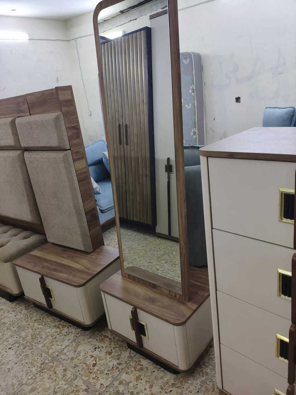غرفه تركيه اصليه ماركه 💫موديل حديث مودرن 💁تتكون من 10قطع 🩷 سرير مخزن 💥✨بسعر مليون و250فقط 💫شد ونقل مجانأ دخل بغداد ✨أما باقي المحافظات بأجور نقل مناسبة 💫🥰نضافه 95 ✨


**إذا كنت صاحب هذا الإعلان وتريد حذفه لأي سبب، رجاءا أرسل رسالة إلى الدعم الفني**