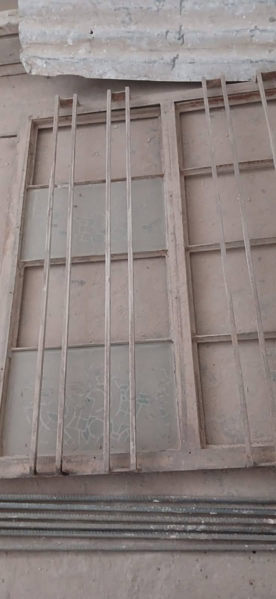 بابين وشباك حديد قوي وثكيل نضيفات عوزهم بس صبغ مكاني بغداد المدينة الصدر سعرهم 100 لف كلهم رقمي ***********
