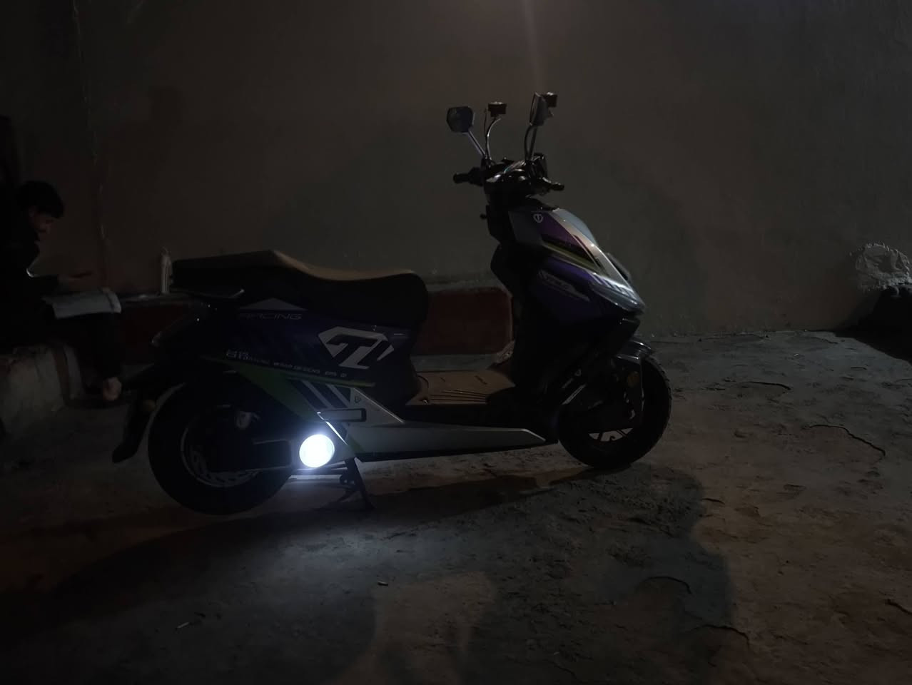 السلام عليكم                                                                       الاسم تيسله او تيجله                                                          قطع وحده بل موصل شرط                                                   البطاريات 6 مسطره                                                        الملف 5000واط                                                             السرعه 79                                                                        بل شحنه الوحده تمشيك 100 كيلو شرط                               ماشيه 8 كيلو بس                                                               ثلاث سويجات                                                              بصمتين    تكدر تفتح الصندوك من البصمه                                                                        NFS وحده                                                                     بيه برنامج خاص ماله تكدر تزود السرعه من البرنامج وبعد تكدر تمشيه عن طريق البرنامج وتكدر تقيرر النشره وال صوت                                                                           الشاحنه اصليه ماله 72V واط                                            وهذن البومه هديه معه الماطور تركيب خارجي                                                      سعر واتس                                                                                                                                                              التواصل ***********       بيه واتساب                              خاص مقفول
