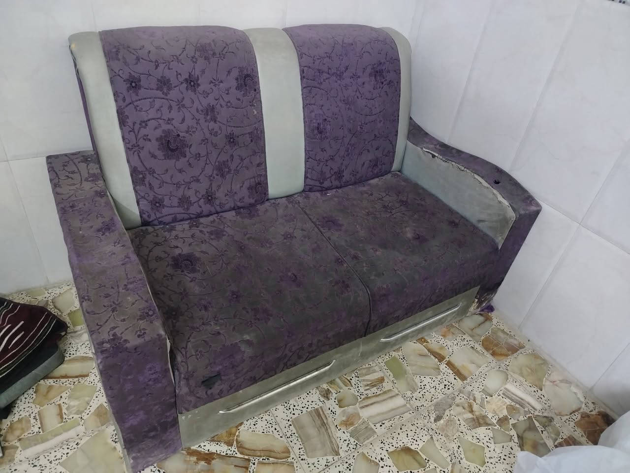 قنفه للبيع مستعمله حاله جيده السعر 25وبيها مجال مكان حي الغدير الرقم ***********
