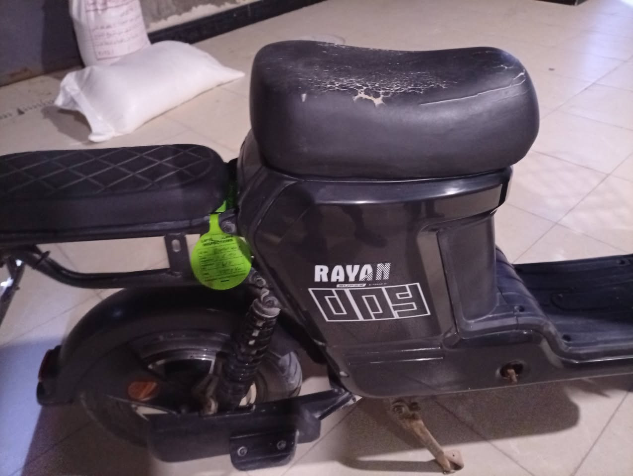 سلام عليكم #للبيع دراجه شحن (صفر - 9)صار شهرين من ماخذهه بصمتين على وظع شركه  دراجه كلشي ما ناقصه هنياله الياخذهه تخم تاير توني شادهن بطاريات حجم الكبير  جديده ومكفوله سعر 450 وبيه مجال للطيبين 
مكاني بصره زبير ***********
