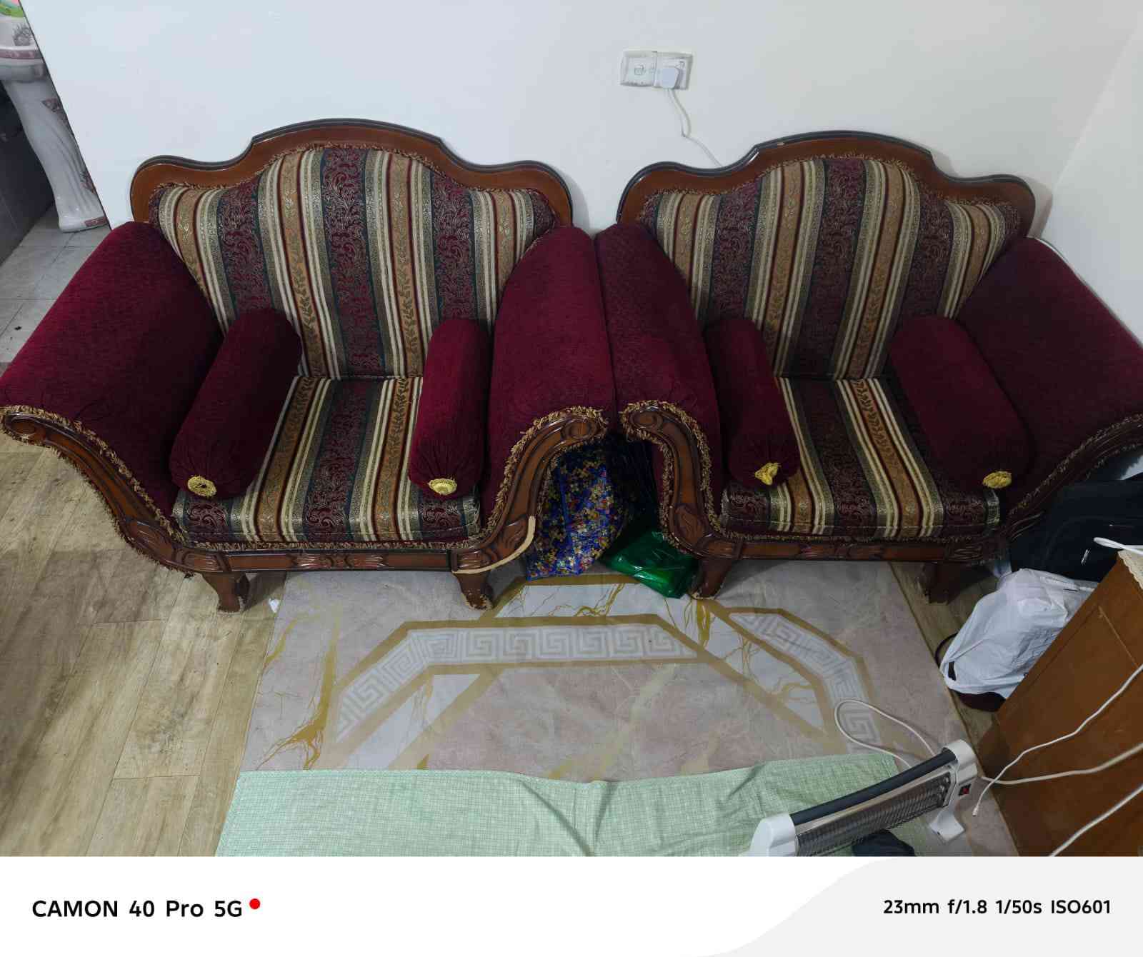 تخم للبيع قنفتين وكراسي ثنين
السعر المطلوب : ٤٠٠ وبي مجال
للتواصل : ***********
