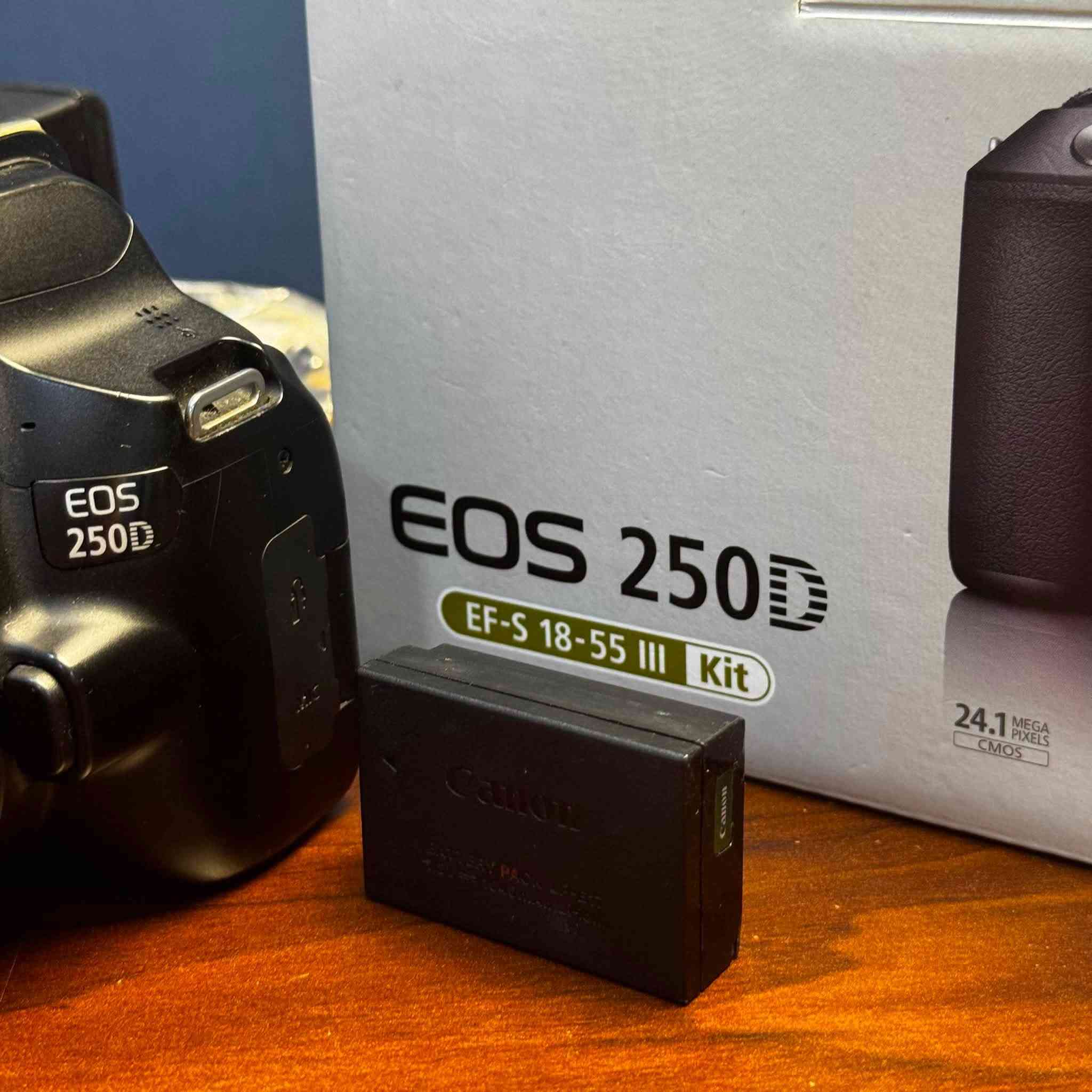للبيع 📸 | Canon EOS 250D

✅ نظافة فول، بدون أي خدش.
✅ استخدام شخصي وبحالة ممتازة.
✅ عدسة Canon EF-S 18-55mm IS STM الأصلية.
✅ البطارية الأصلية.
✅ الشاحن الأصلي.
✅ الكارتون الأصلي موجود.
✅ جميع أزرار الكاميرا والشاشة تعمل بكفاءة، ولا تحتاج أي صيانة.

مناسبة جدًا لـ:

* صناعة المحتوى.
* تصوير اليوتيوب.
* التصوير الفوتوغرافي.
* المبتدئين والمحترفين.

💰 السعر: 600,000 دينار قابل للتفاوض

📍الموقع: الموصل.
📩 للاستفسار أو المعاينة التواصل على الواتساب 
***********
