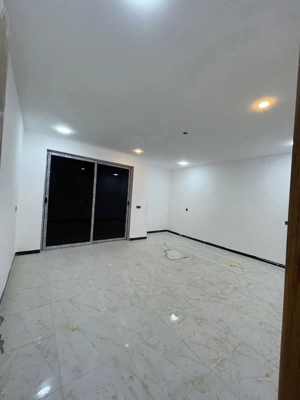 تونات مساحة الواحد 85  متر للبيع واجهة 6
عرض الشارع 15 م مقابيلهن تشجير

كل دار يحتوي  على هول صالة

 منور مطبخ وخدمات عدد 3

 غرف نوم عدد 5 منور  

حي الجهاد الضباط مجاور شقق حي صدام  

للاستفسار ☎️ *********** واتساب
