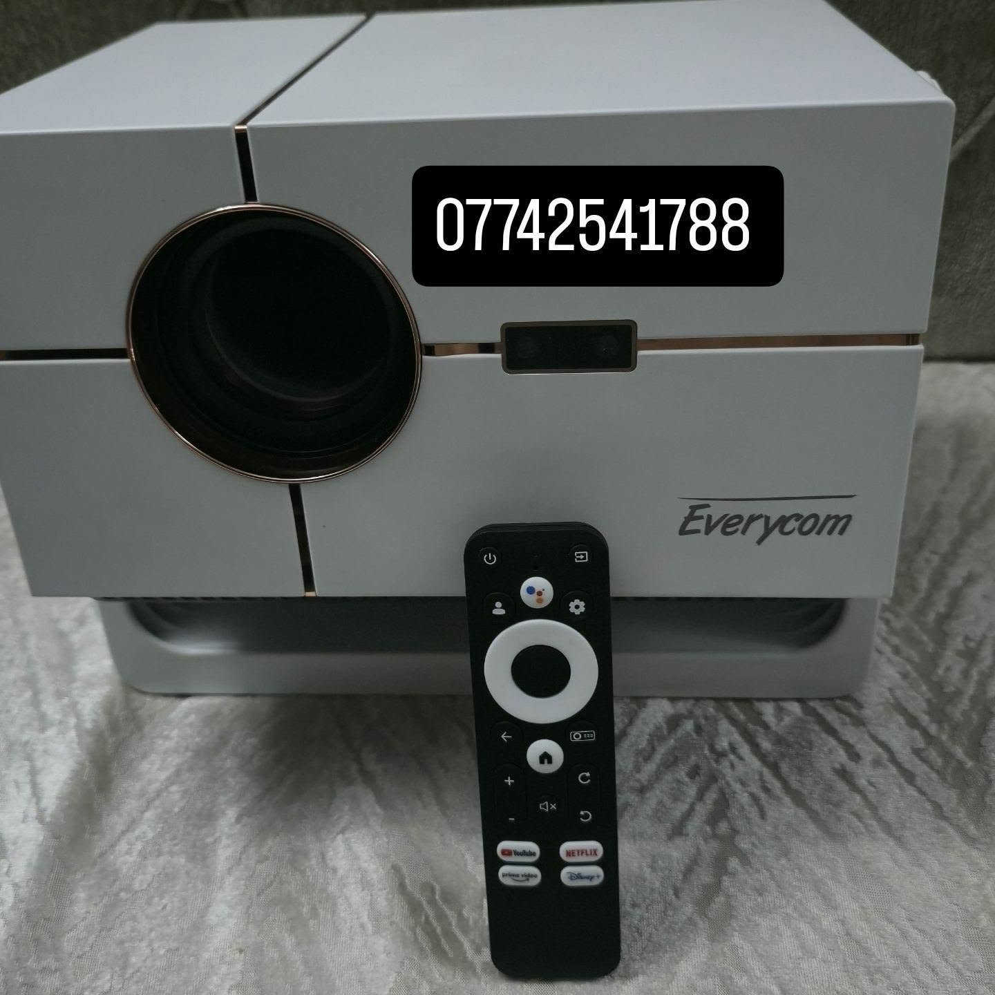 جهاز العرض (Projector) الموجود في الصورة هو منتج من شركة Everycom، ويتميز بالتالي:
نظام التشغيل: يعمل بنظام Android TV أو Google TV، مما يتيح الوصول المباشر إلى تطبيقات مثل YouTube و Netflix و Disney+.

دقة الصورة: يدعم دقة عرض أصلية Full HD 1080p، مع القدرة على تشغيل محتوى بدقة 4K.

السطوع: يوفر سطوعاً يبلغ حوالي 600-750 ANSI لومن.

المميزات: يحتوي على ميزات ذكية مثل التركيز التلقائي (Auto Focus) وتصحيح الانحراف. [1, 2, 3]


**إذا كنت صاحب هذا الإعلان وتريد حذفه لأي سبب، رجاءا أرسل رسالة إلى الدعم الفني**
