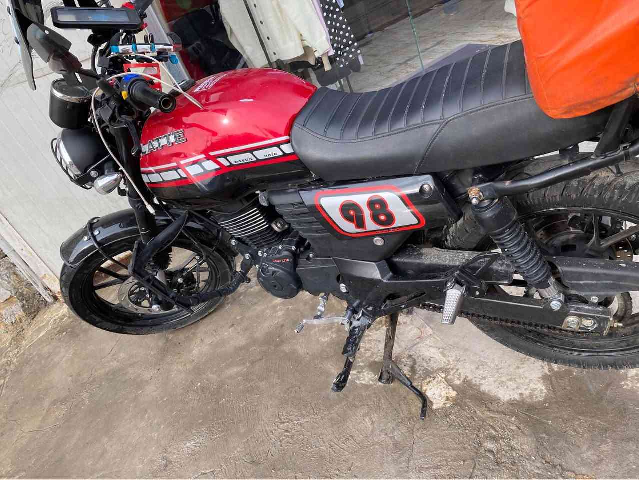 دايون لايتي محرك200 رقم اربيل باسمي 
شرط التحويل
دراجه مكفوله كفاله عامه عده بك لايت مكسور 
ماشيه 10 الاف 
السعر2500وبيه مجال بسيط
العنوان بغداد الدورة شارع ابو طيارة
*********** بغداد, العراق
