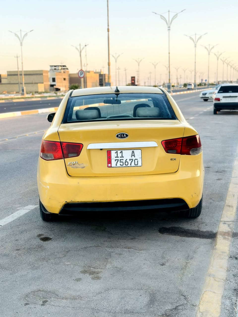 كيا فورتي موديل 2010 رقم بغداد بأسمي 
ضربتهة جاملغ خلفي أيمن السيارة جاهزة بس  تبريد ما يشتغل السعر 75 وبيهة مجال مكانهة كربلاء 
***********
