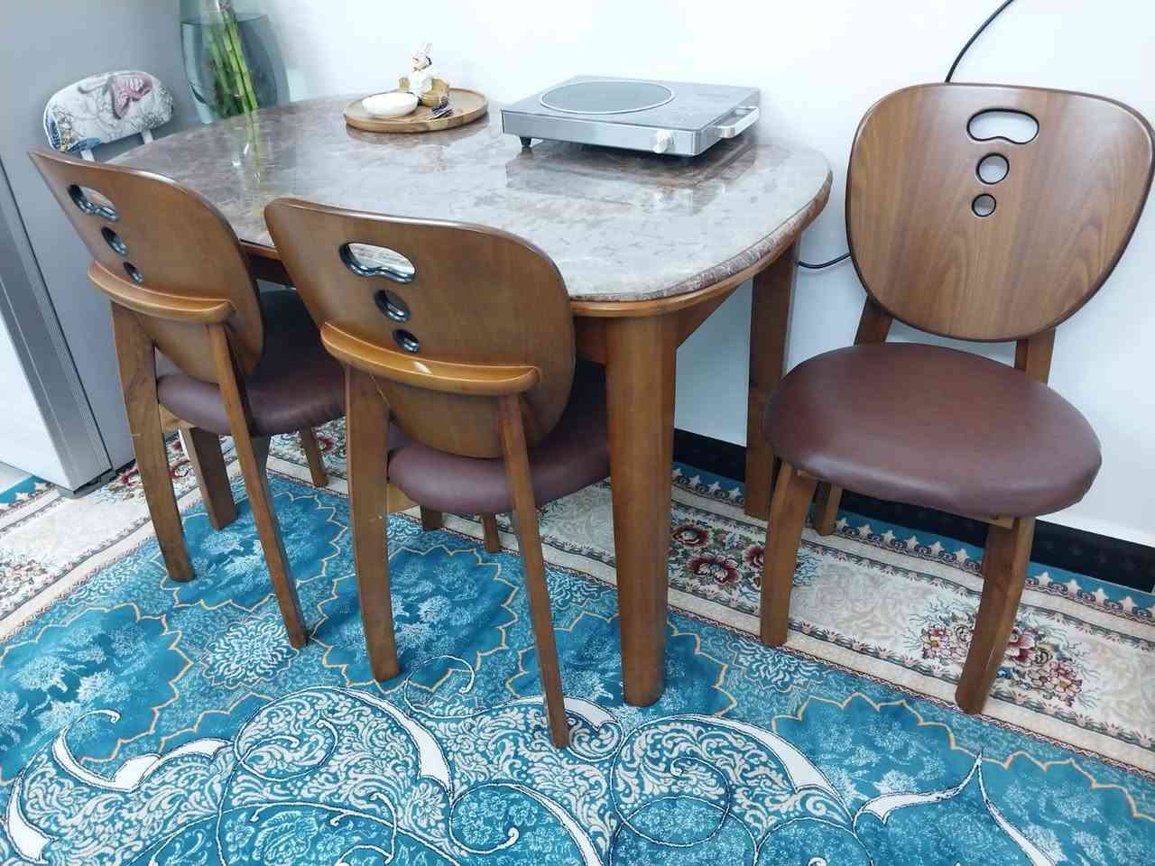 ميز طعام صاج مع اربع كراسي المقعد جلد مال كراسي 
والفوك مرمر 
المكان الكاظمية النواب 
السعر 300 
للاستفسار اكثر 
***********
يوجد واتساب
