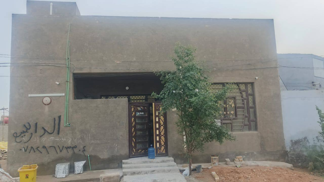 دار للبيع مساحته ١٠٠ م 
امرقم الدار ومشمول بالتطويب قرار٣٢٠ 

يحتوي ع غرفه وصاله ومطبخ و استقبال وصحيات
داخليه وخارجيه 

بناء طابوك درجه اولى  
السطح اعكاده + تشاريف+ امطبك فرشي
الموقع البيت كلش امرتب ع الشارع تبليط 
بالشارع البانزين خانة ال عيسى 

سعر البيت ٣٣ 
مراسلت الصفحه او الاتصال ع الرقم‏‪***********
