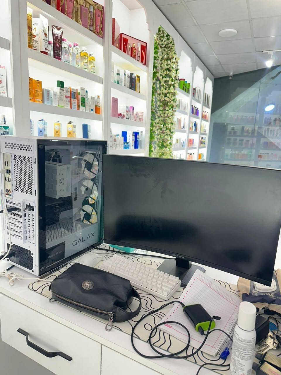 تجميعه كامله • GPU :: RTX 4070 GALAX EX 3FAN OC
• CPU :: INTEL CORE I5 14400F

• M.B :: B760 MSI A PRO ATX

• RAM :: T.FORCE DELTA 16GB 3200 RGB

• PSU :: 600W FSP HYDRO M PRO BRONZ SEMI MODELIR

• M.2 :: NVME 1TB LEXAR NM620

• COOLER :: DEEPCOOL AG400 WHITE⚪

• CASE :: GALAX 05 WHITE⚪
الشاشة كيكابايت
2k
منحنية

ماوس ريددراكون وايرلس

الكيبورد فانتك 
واتساب ***********
ماعندي توصيل
