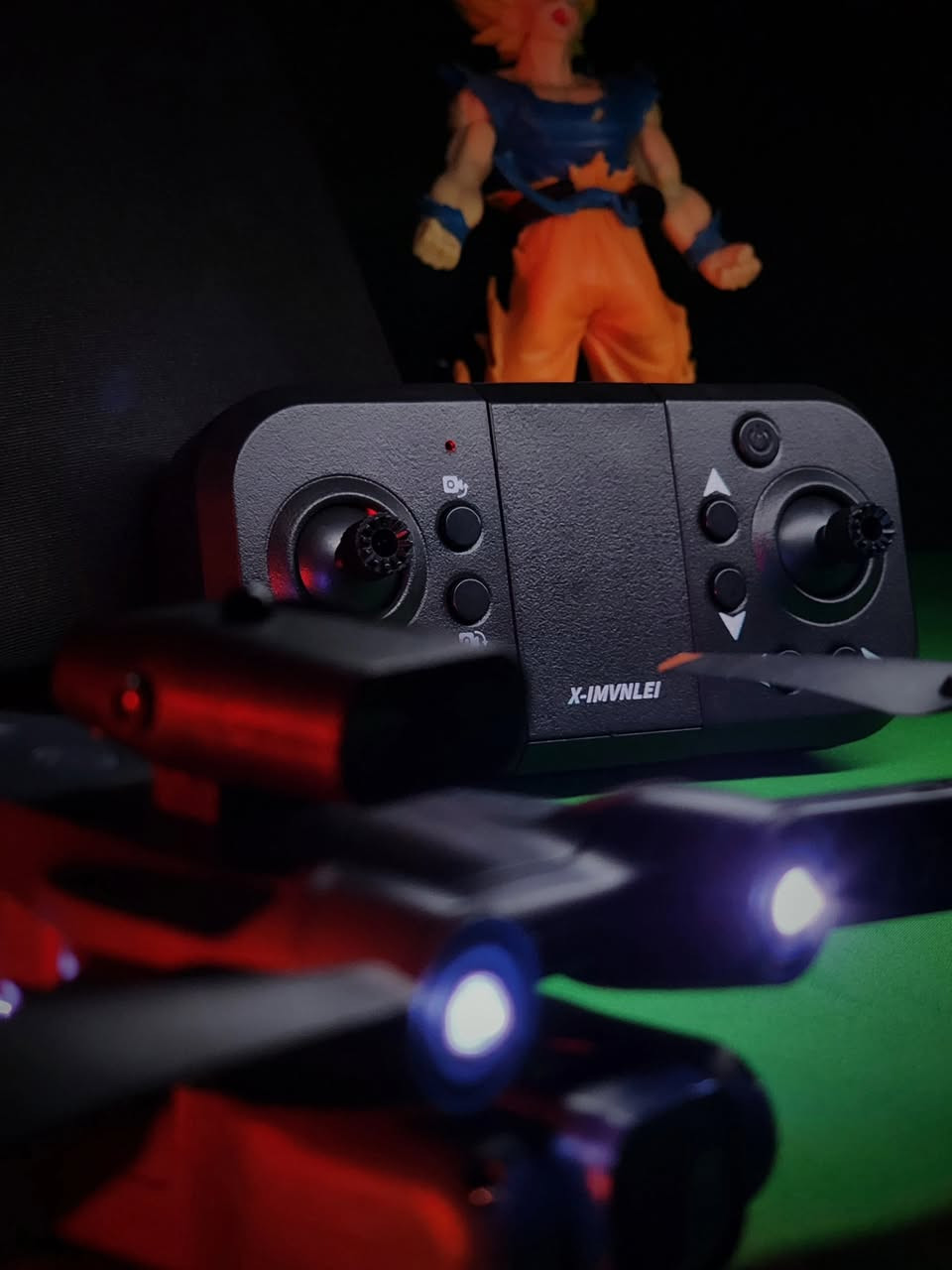 طائرة بدون طيار (درون) من طراز X-IDRONE17 القابلة للطي. هذا الجهاز مصمم كطائرة رباعية المراوح (Quadcopter) للمبتدئين والكبار، وتتميز بعدة مواصفات تقنية موضحة على العبوة. 

أهم مميزات طائرة X-IDRONE17:

الكاميرا: مزودة بكاميرا عالية الدقة (HD) بدقة 1080P قابلة للتعديل كهربائياً لالتقاط صور وفيديوهات بوضوح عالٍ.

نظام التوجيه: تدعم نظام "وضع تتبع جهاز التحكم" (Headless Mode) الذي يسهل التوجيه للمبتدئين، ونظام تحديد الموقع بالتدفق البصري (Optical Flow Positioning) لثبات أفضل أثناء الطيران.

السلامة: تشتمل على مستشعرات لتجنب العوائق بالأشعة تحت الحمراء (Infrared Obstacle Avoidance) وميزة التوقف عند الارتفاع المحدد (Altitude Hold).

التحكم والاتصال: تدعم البث المباشر للفيديو عبر الواي فاي (WiFi FPV) وتسمح بالتحكم في السرعات المختلفة.

التصميم: طائرة خفيفة الوزن (أقل من 250 جرام) وقابلة للطي، مما يجعل حملها وتخزينها سهلاً. 

تصل مدة الطيران القصوى لهذه الطائرة إلى حوالي 9 دقائق، مع مدى اتصال بالواي فاي يصل إلى 30 قدماً تقريباً

السعر 39.000 ألف 

للاستيضاح
اتصال ، واتس: ***********

يوجد توصيل
 لكل محافظات العراق .. 🚖
