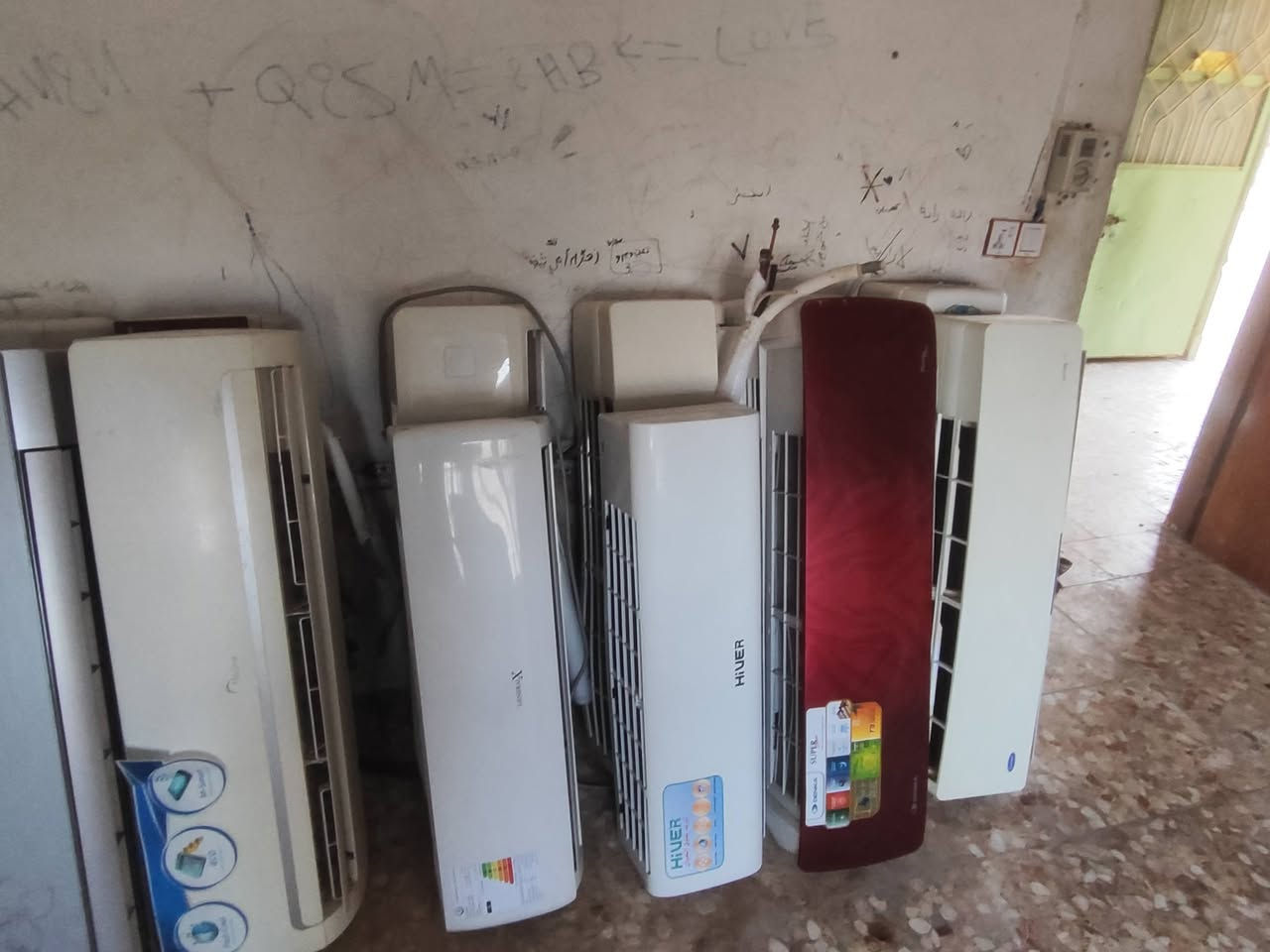 السلام عليكم 
يتوفر الدينا مجموعه سبالت 3طن كنتوري العدد 20جهاز داخليه وخارجيه وريمونت السعر 450+2طن العدد 15جهاز داخليه وخارجيه وريمونت وحماله السعر 225 مكاني بابل هذا رقمه ***********بيه واتساب
